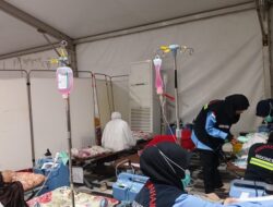 Meski Berdesakan, Semangat Layanan Petugas Kesehatan Tak Pernah Surut