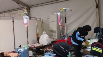 Meski Berdesakan, Semangat Layanan Petugas Kesehatan Tak Pernah Surut