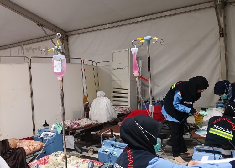 Meski Berdesakan, Semangat Layanan Petugas Kesehatan Tak Pernah Surut